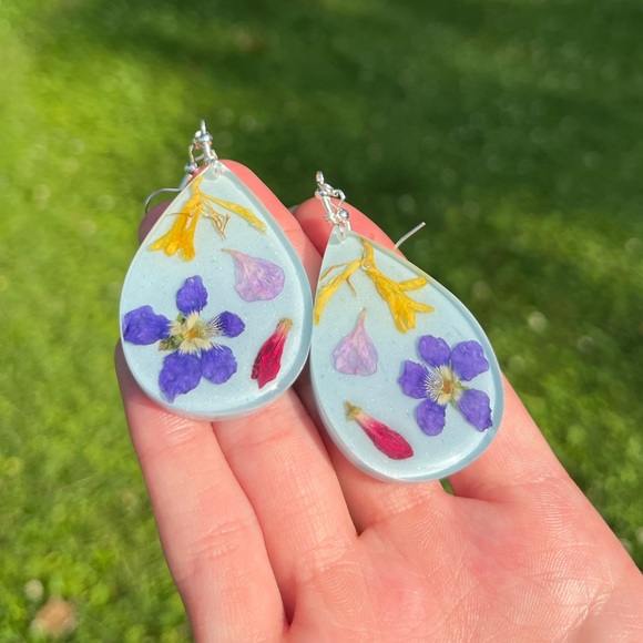 Handmade Dried Flower UV Resin Statement Dangle Earrings - Picture 4 of 16